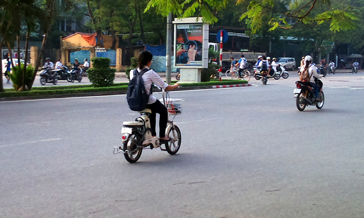 Quy định người điều khiển xe đạp điện phải đội MBH, nhưng dường như nhiều học sinh không biết tới điều đó?