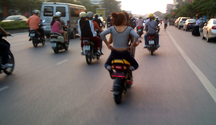 Rong chơi trên phố không đội MBH vừa đi, vừa kéo quần...phô diễn.