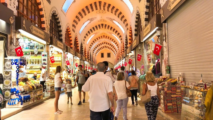 Chợ gia vị Bazaar (Istanbul, Thổ Nhĩ Kỳ) có tên gọi khác là chợ gia vị Ai Cập do được xây dựng từ sự giàu có của Đế chế Ottoman, trung tâm Ai Cập bấy giờ. Khu chợ ra đời ở thế kỷ 17 nổi tiếng là một trong những nơi bán gia vị đa dạng và ngon nhất trên thế giới. Đây là điểm dừng chân cuối cùng của các đoàn lữ hành dọc theo "con đường tơ lụa". Du khách thường mang về trái cây khô, hương liệu, các loại hạt, gia vị, dầu olive, tinh dầu... Ảnh: Gezen Adam.
