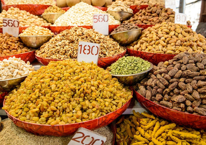 Khari Baoli (Ấn Độ) được biết đến là chợ gia vị lớn nhất châu Á. Các gian hàng trái cây khô, thảo mộc, hạt, trà, ngũ cốc, gạo... đánh thức giác quan của du khách ghé thăm suốt hàng thế kỷ. Bước vào chợ, bạn sẽ ngửi được hương thơm của thảo mộc trong khi mắt liên tục bị thu hút bởi màu sắc sặc sỡ xung quanh. Ảnh: Viator.