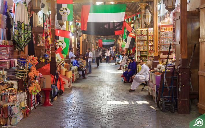 Spice Souk (Dubai, UAE), nằm cạnh khu chợ vàng nổi tiếng, cách xa những tòa nhà chọc trời và trung tâm mua sắm sầm uất, là điểm đến mang lại cho du khách trải nghiệm khác lạ giữa chốn nhà giàu. Nơi này bày bán hàng nghìn loại gia vị gồm đinh hương, bạch đậu khấu, nhục đậu khấu, nghệ... Ảnh: Bayut.