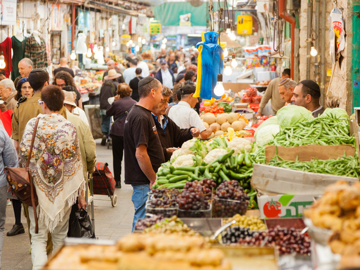 Chợ Mahane Yehuda (Jerusalem, Israel), với hơn 100 năm tồn tại, đã trở thành một phần không thể thiếu trong đời sống văn hóa của người dân địa phương. Tại đây, bạn có thể tìm thấy mọi thứ, nổi bật nhất là các loại gia vị và thực phẩm tươi sống như trái cây, rau củ, thịt... Ảnh: Time Out.