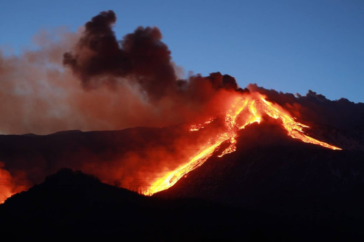 Mỗi năm, lượng dung nham mà núi lửa Etna tạo ra có thể lấp đầy tòa nhà cao 108 tầng. Nhiệt độ bên trong núi lửa vào khoảng 1.000 độ C. Mỗi lần phun trào của núi lửa này thường kéo dài vài ngày cho tới vài tuần.