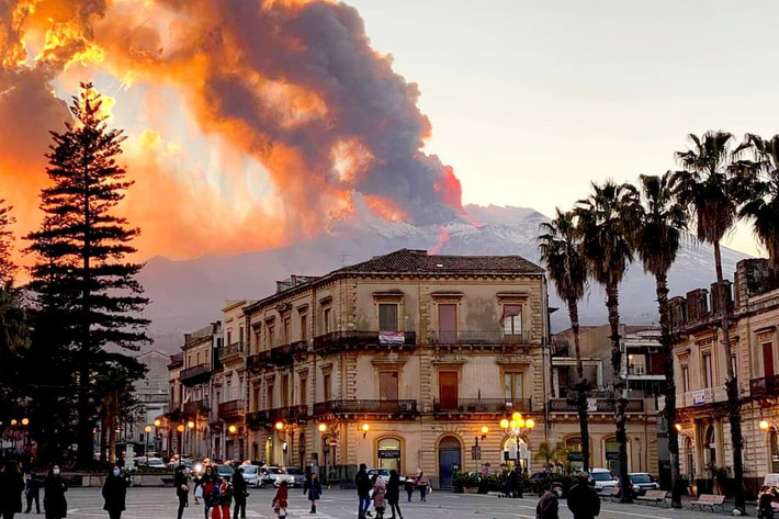 Cảnh núi lửa phun trào nhìn từ thành phố Catania (Sicily).