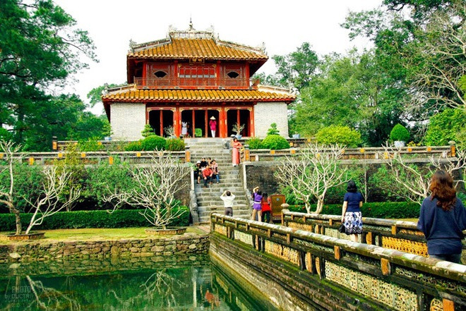 Theo sách “Chín đời chúa mười ba đời vua triều Nguyễn”, thoát chết khi mắc bệnh đậu mùa lúc còn nhỏ, căn bệnh này khiến vua Tự Đức trở nên ốm yếu, vô sinh. Vua Tự Đức không có con dù có hơn 100 vợ.