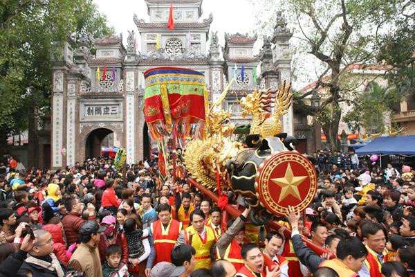 Theo Cổng thông tin điện tử Quảng Ninh, năm 1323, Nhân Huệ Vương Trần Khánh Dư xin về trí sĩ tại vùng ấp ông được phong, thuộc xã Dương Hòa, lộ Lý Nhân (Hà Nam). Ông mất năm 1340, thọ 100 tuổi. Ngày nay, ở bến Đình thuộc xã Quan Lạn, huyện Vân Đồn, Quảng Ninh, dân trong vùng vẫn tổ chức lễ hội Quan Lạn nhằm kỷ niệm chiến thắng Vân Đồn năm 1287 của Trần Khánh Dư.
