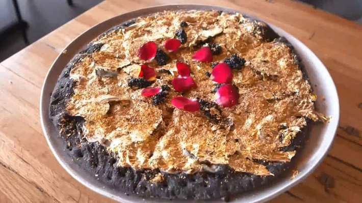 Chiếc pizza Hoàng gia ở Dubai nổi tiếng là loại pizza đắt nhất thế giới, được làm từ những nguyên liệu quý hiếm như nấm Matsutake của Nhật Bản, trứng cá muối Almas từ Iran, nấm Truffle trắng từ Alba... cùng 60 gr vàng được rắc lên mặt bánh. Đây là món ăn dành riêng cho Hoàng gia Dubai thưởng thức. Ảnh: Telemundo Dallas.