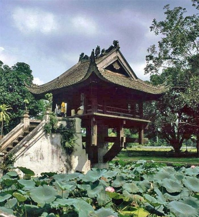 Chùa Một Cột với nét rêu phong, cổ kính.