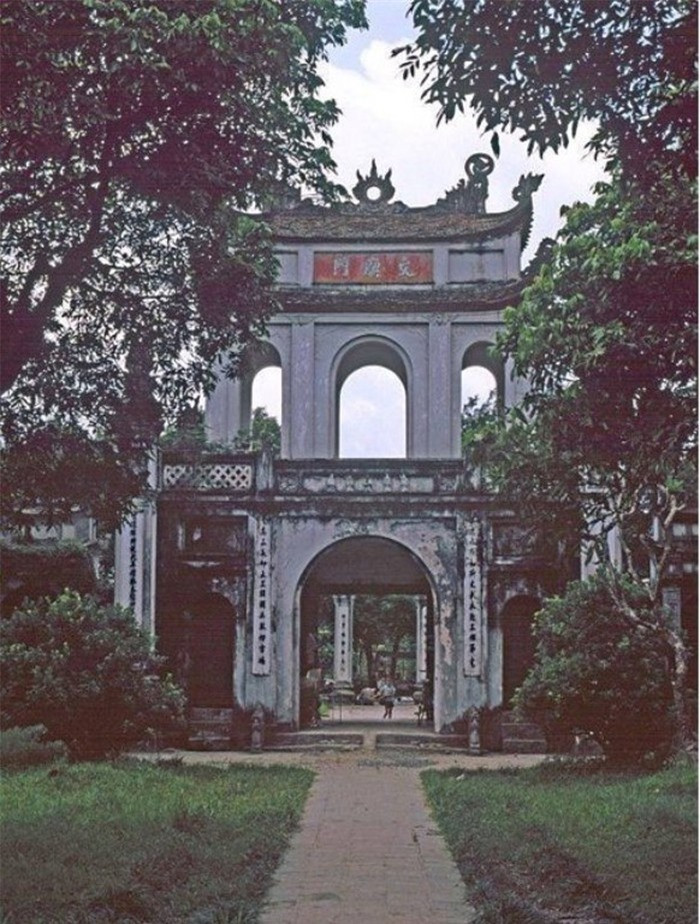 Văn Miếu - Quốc Tử Giám. Đây từng là nơi các sĩ tử đến "cầu may" trước mỗi kỳ thi bằng cách vuốt đầu rùa tại các bia tiến sĩ. Tuy nhiên ngày nay, để bảo tồn di tích, một hàng rào được thiết lập và các sĩ tử không còn làm nghi thức cầu may như trước nữa.