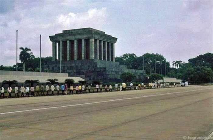 Lăng Chủ tịch Hồ Chí Minh được chính thức khởi công ngày 2 tháng 9 năm 1973, tại vị trí của lễ đài cũ giữa Quảng trường Ba Đình, nơi Bác đã từng chủ trì các cuộc mít tinh lớn.