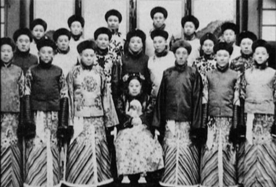 Thái giám mày râu nhẵn nhụi, yết hầu không nổi, tiếng nói nhỏ nhẹ, nói chuyện ẻo lả như phụ nữ, cử chỉ điệu bộ toát lên vẻ “ái nam ái nữ”, trở thành người “trung tính”. Từ thời Đông Hán, cung cấm của các hoàng đế Trung Quốc mới bắt đầu yêu cầu toàn bộ nam giới hầu hạ trong cung trở thành hoạn quan để tránh rắc rối trong các mối quan hệ với số lượng lớn phụ nữ sinh sống trong cung.