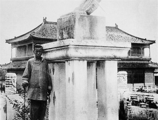 Thái giám là những người đàn ông “tịnh thân” (cắt bỏ bộ phận sinh dục) để trở thành “người trung tính”, cả cuộc đời làm nô bộc hầu hạ hoàng đế và gia đình của hoàng đế trong triều đình Trung Quốc. Trong sử sách và dân gian, người ta còn gọi thái giám là hoạn quan, công công, nội quan, nội thần, nội giám.