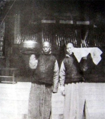 Nhìn vào cuộc đời của một thái giám, người ta có thể dùng hai chữ “bi thảm” để miêu tả. Khi sống, thái giám không được làm người. Khi họ chết, người ta đưa xác ra khỏi cung và chôn ở ngoại thành. Những người thái giám bình thường còn không có tấm bia trên phần mộ.