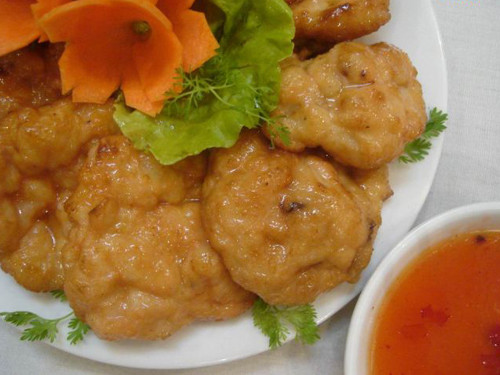 Mực ngon là mực giã tay, không giã nhuyễn như giã giò để đảm bảo mực còn giòn. Trong quá trình giã, người ta cho tiêu, tỏi và nêm trộn đều với mực. Chả mực rất kén lửa, vì vậy khi rán phải giữ lửa đều, không quá to cũng không quá nhỏ.