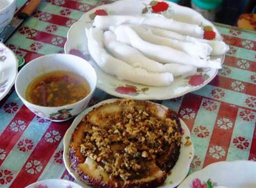 Bánh gật gù. Loại bánh này ăn cùng thứ nước chấm đặc biệt và miếng khâu nhục ngon chẳng kém. Đang đói lòng ăn miếng bánh gật gù, quả thật không thể không gật. Bánh mềm, mát, lại thơm quyện với cái beo béo, ngậy ngậy, đặm đặm của khâu nhục làm ai ăn cũng phải trầm trồ.