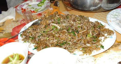 Bún xào ngán nhìn không đẹp, mùi lại nồng nhưng lại làm thực khách tò mò và cuốn hút bởi nó khác tất cả các món ngon mắt bình thường.Thịt ngán làm sạch, thái nhỏ. Bún, cho vừa bột canh, mỳ chính, trộn đều và xào trên bếp. Một chút sau cho mộc nhĩ, nấm hương thái chỉ.