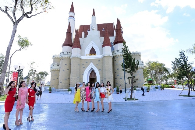 Lâu đài cổ kính mang phong cách Châu Âu tại Vinpearl Land là điểm dừng chân lý tưởng cho các thí sinh thỏa thích mua sắm và ghi lại những hình ảnh trong hành trình khám phá tại thế giới giải trí này.