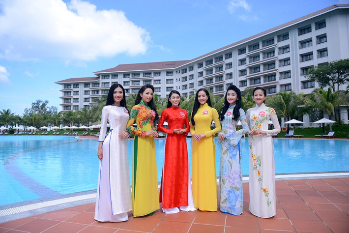 Vẻ đẹp của mỗi thí sinh sẽ trở nên nổi bật trong không gian tràn ngập màu xanh.