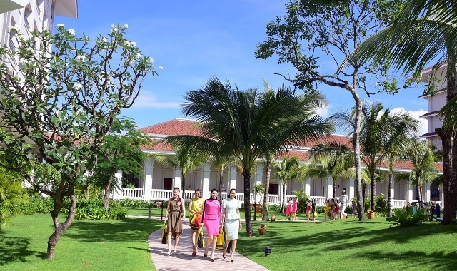 Các thí sinh Hoa Hậu Việt Nam được mục sở thị quần thể biệt thự được thiết kế theo phong cách kiến trúc đương đại, bài trí nội thất tinh tế, đem đến cho du khách trải nghiệm nghỉ dưỡng sang trọng và gần gũi với thiên nhiên tại Vinpearl Phú Quốc.