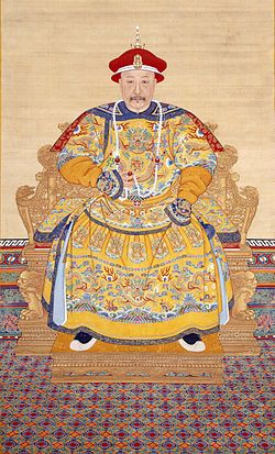 Hoàng đế Gia Khánh hiểu rất rõ chỉ cần thái thượng hoàng Càn Long còn sống thì không thể động được đến Hòa Thân, hơn nữa Hòa Thân còn có thể có mọi ý chỉ của Càn Long để lộng hành, cho nên nếu làm không tốt sẽ bất lợi cho mình, vì thế mọi chuyện hoàng thượng đều nghe theo sự sắp xếp của thái thượng hoàng mà không có bất kỳ ý kiến gì. Triều chính không có bất kỳ sự thay đổi nào, thậm chí trên thực tế, Càn Long vẫn dung túng cho Hòa Thân tiếp tục thao túng quyền hành trong triều. Gia Khánh trong tình huống ấy chỉ còn biết âm thầm theo dõi nhất cử nhất động của đại gian thần, chứ không hề có bất kì động thái nào. Ảnh: Chân dung hoàng đế Gia Khánh.