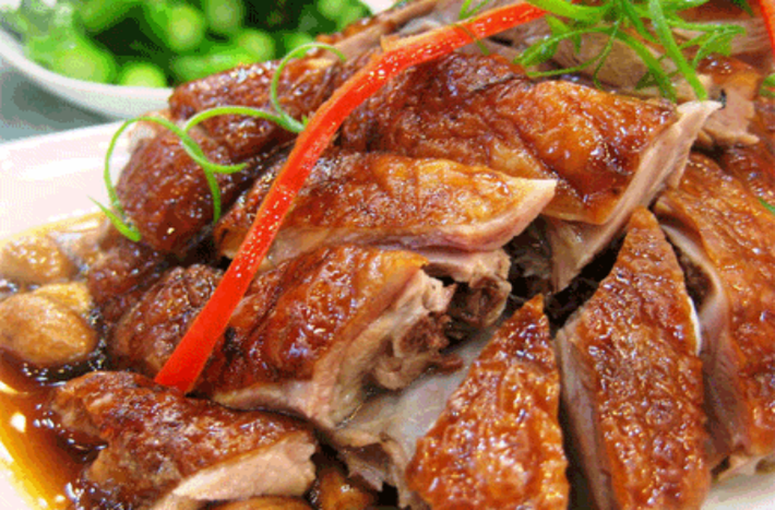 Thịt vịt: C hứa 8 loại axit amin, axit béo không bão hòa và chất dinh dưỡng khác cần thiết cho cơ thể. Những axit béo không bão hòa là nguồn chính tạo ra sterol, tăng cường tổng hợp protein, thúc đẩy tăng trưởng của cơ bắp và xương.