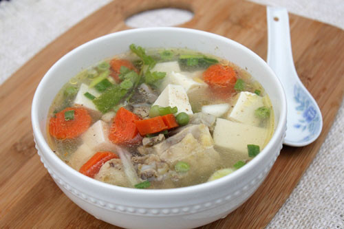 Hàm lượng magiê có trong đậu nành rất dồi dào (210mg/1lạng đậu nành). Vì thế ăn những thực phẩm chế biết từ đậu nành thường xuyên sẽ giúp bạn bổ sung đầy đủ magiê. Magiê có chức năng đào thải chất cặn bã trong tế bào, cơ thể thiếu magiê sẽ gây sự tích tụ các chất thải trong tế bào và các chất độc hại, từ đó dễ dẫn đến bị ung thư.