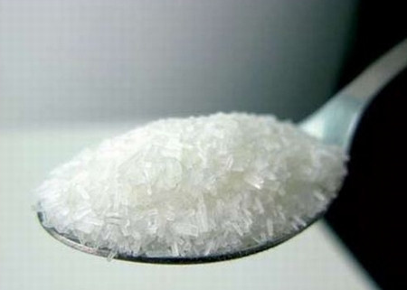 Không ăn nhiều bột ngọt. Thành phần chính của bột ngọt là Monosodium glutamate, khi ăn quá nhiều bột ngọt lượng Monosodium glutamate sẽ vào sữa mẹ gây ra hiện tượng thiếu kẽm ở trẻ.