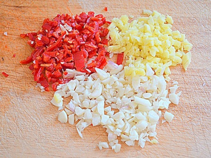 Không nên ăn đồ khô hay gia vị cay nóng vì sẽ làm tăng nhiệt nội sinh của mẹ. Mẹ dễ bị nhiệt miệng, táo bón và bệnh trĩ. Do đó, chế độ ăn uống của mẹ đặc biệt là 5-7 ngày sau sinh, nên ăn những thực phẩm mềm như cháo, cơm mềm, mì, súp hay canh trứng nóng tránh không ăn tỏi, ớt, tỏi tây, hay đồ uống có cồn .