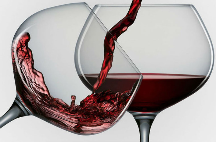 Trong vỏ nho dùng để ủ rượu vang có chứa resveratrol, có tác dụng phòng ngừa ung thư đường tiêu hóa. Hiệp hội nghiên cứu ung thư Mỹ cũng khuyến cáo mỗi tuần chỉ nên ăn 500gam các loại thịt đỏ như thịt lợn, thịt bò, thịt cừu, nếu ăn quá nhiều sẽ làm tăng nguy cơ ung thư kết tràng. Tuy nhiên, một nghiên cứu gần đây cho thấy, nếu khi ăn thịt đỏ uống kèm với 1 ly rượu vang thì polyphenol có trong rượu vang có thể giúp phân giải các chất có hại trong thịt.