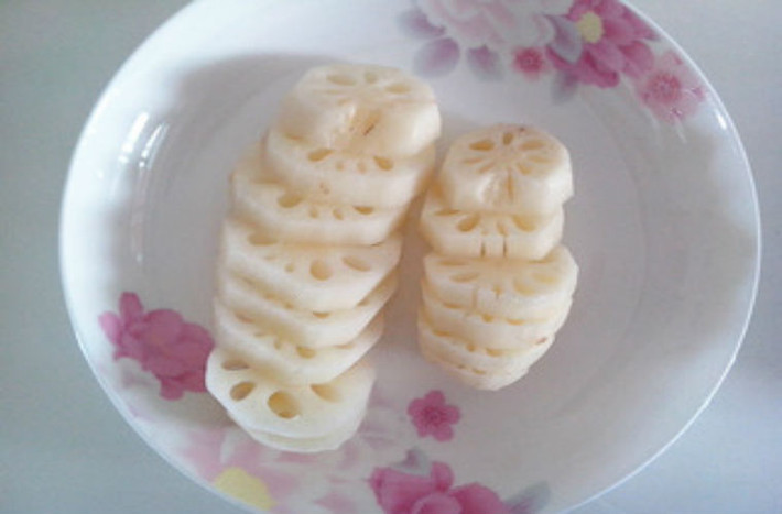 Củ sen gọt vỏ, rửa sạch xắt miếng như hình.