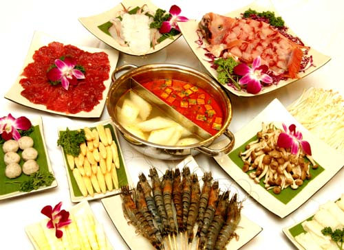 Ăn lẩu nóng, uống bia lạnh hoặc đồ uống mát vào sẽ không tốt cho tiêu hóa, dễ viêm dạ dày và ruột. Khi cho nhiều loại thịt, nội tạng động vật, hải sản sống vào cùng một nồi lẩu rất dễ mắc một số ký sinh trùng, gây ra các bệnh đường tiêu hóa. Vì vậy, chúng ta cần phải ăn đúng cách để vừa ngon, bổ và tránh những bệnh tật