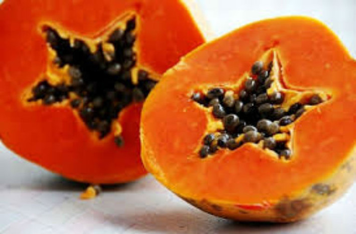 Đu đủ là một loại trái cây rất giàu vitamin A, ngoài ra còn có vitamin C và canxi hòa tan. Chất papain có trong đu đủ, có thể phân giải chất béo thành các axit béo, y học hiện đại đã chứng mình đu đủ có chứa một loại enzyme có thể tiêu hóa protein, giúp cơ thể dễ dàng tiêu hóa và hấp thụ thức ăn. Chú ý phụ nữ mang thai và người bị dị ứng không nên ăn đu đủ.