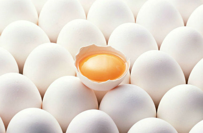 Trứng giàu vitamin A và vitamin B2, vitamin A cho làn da chân của bạn mịn màng và mượt mà, vitamin B2 có thể loại bỏ mỡ thừa ở đùi.