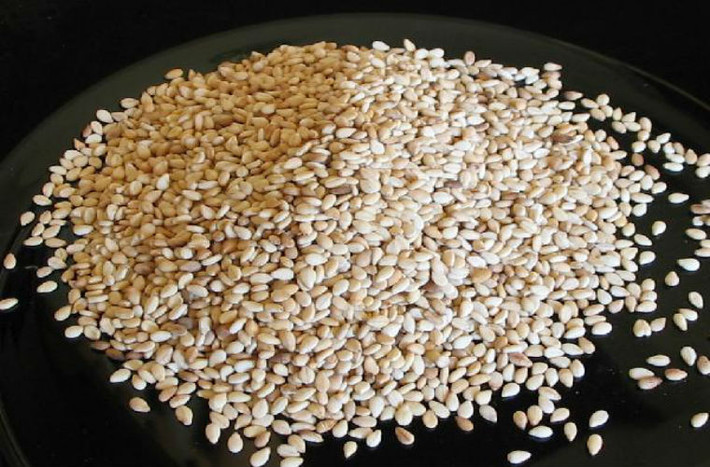 Vừng. Cung cấp vitamin E, B1, canxi cần thiết cho cơ thể, hạt vừng còn chứa axit oleic có thể làm giảm cholesterol trong máu, tăng cường trao đổi chất vì vậy rất tốt cho giảm cân, giảm mỡ đùi. Mỗi ngày ăn một chút vừng có lợi cho giảm mỡ đùi.