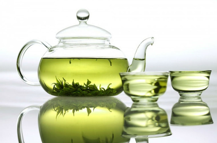 Người Nhật Bản đã tiến hành khảo sát trong 9 năm và đưa ra kết quả, mỗi ngày chỉ cần uống 4-5 tách trà có thể giảm đến 40% nguy cơ mắc ung thư. Các loại trà Ô Long, trà xanh, trà đen đều có tác dụng rất tốt trong việc phòng ung thư khoang miệng, ung thư phổi, ung thư thực quản, ung thư gan. Tuy nhiên, để đạt được hiệu quả cao nhất nên pha trà và ngâm trà ít nhất 5 phút và chỉ uống trà ở nhiệt độ khoảng 60 độ C và không nên uống quá đặc.