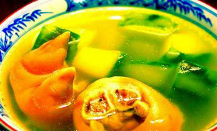 Không nên ăn nhiều canh giàu chất béo. Thông thường các mẹ hay ăn canh xương, đặc biệt canh móng giò, cháo móng giò để lợi sữa. Nhưng sau sinh nếu ăn nhiều canh lắm chất béo, không chỉ ảnh hưởng đến sự thèm ăn, mà còn làm cho cơ thể béo phì, sữa mẹ cũng sẽ dư chất béo nên trẻ khó hấp thụ và gây tiêu chảy.