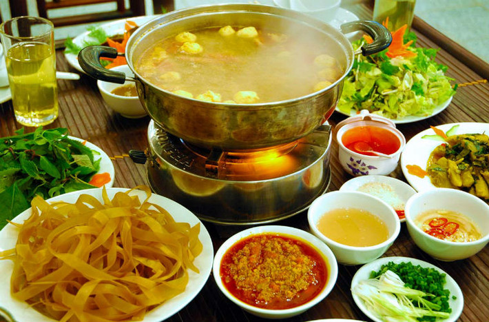 Một số bệnh thường gặp khi ăn lẩu: Nhiệt độ của nồi lẩu cao, nước lẩu thường cay nóng và quá nhiều chất, nên ăn xong thường bị hiện tượng “bốc hỏa”, nhiệt lưỡi, miệng, sưng nướu. Thực phẩm ăn với lẩu thường là hải sản, các loại thịt và nội tạng động vật nên lượng acid uric rất cao, dễ bị gút hoặc một số bệnh về khớp.