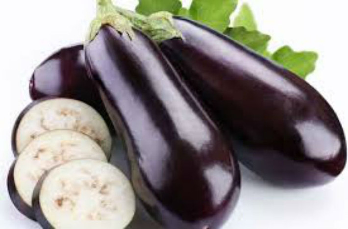 Cà tím: giàu chất dinh dưỡng, nó cũng chứa solanine, cucurbitacin, Stachydrine, trong đó solanine và cucurbitacin có tác dụng phòng chống ung thư.