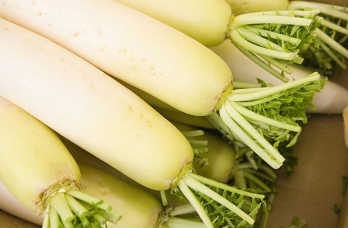 Củ cải và cà rốt: chứa rất nhiều vitamin C, ngoài ra cà rốt rất giàu carotene, chúng đều có tác dụng tuyệt vời trong phòng chống ung thư .