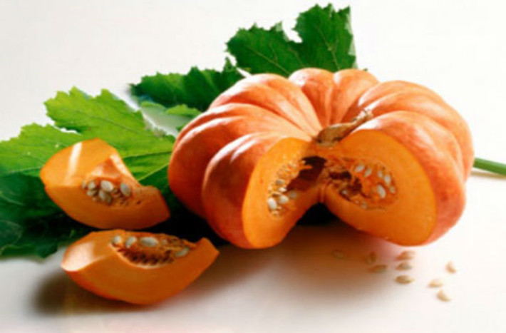 Bí ngô: Rất giàu vitamin A, C, canxi, chất xơ, có thể ngăn ngừa bệnh béo phì, tiểu đường, tăng huyết áp và cholesterol cao, là thực phẩm rất tốt chống ung thư.