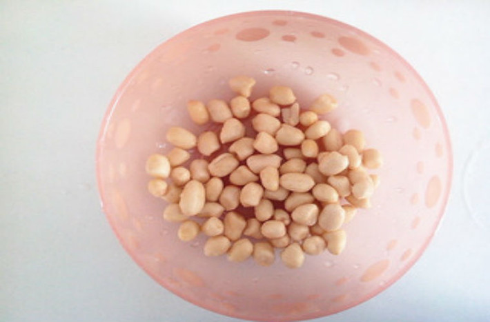 Rửa sạch, lột vỏ, để ráo.