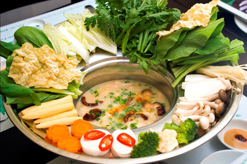 Người già, người có bệnh mãn tính càng phải lưu ý. Người già có chỉ số uric trong máu cao nên chú ý khi ăn lẩu, đặc biệt không được uống nước lẩu nóng. Người cao huyết áp nên ăn ít thịt, hải sản, không được ăn nội tạng, không ăn quá mặn hay quá nhiều dầu mỡ. Nên ăn thanh đạm như nhiều rau xanh, đậu phụ, lẩu chay.