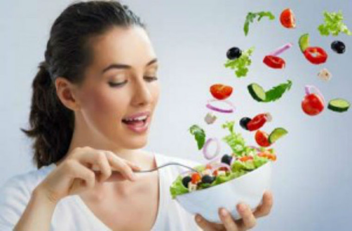 Một cuộc khảo sát đã chứng minh rằng, những người nhai nhanh nuốt vội thì tỉ lệ mắc ung thư dạ dày tương đối cao. Nếu nhai kĩ sẽ giúp giảm bớt gánh nặng cho cơ quan tiêu hóa, sẽ làm giảm nguy cơ ung thư các cơ quan tiêu hóa. Ngoài ra, nước bọt có tác dụng “trừ độc” rất mạnh. Nếu nhai thức ăn trong vòng 30 giây, có thể giết chết thủ phạm gây nhiễm độc gan. Vì thế bạn hãy nhai 30 lần rồi mới nuốt.
