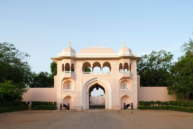 Bên cạnh cung điện hoàng gia, Singh cũng thường xuyên lui tới cung điện Sujan Rajmahal, nơi tiếp khách chính thức của hoàng tộc. Tại đây, anh được trang bị riêng một căn hộ hào nhoáng được trang bị đầy đủ các tiện nghi cao cấp như tại các khách sạn xa xỉ. Ảnh: CN Traveller.