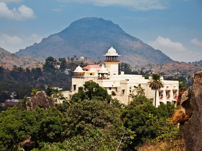 Bên cạnh các cung điện ở Jaipur, gia đình hoàng tộc của Singh còn sở hữu một pháo đài cổ kính và một khu nghỉ dưỡng sang trọng nằm trên núi Abu.Ảnh: Getty.