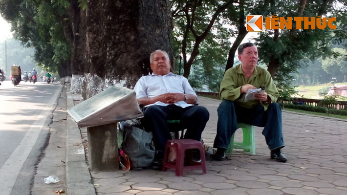 Bác Đình Tùng (ở phường Kim Mã, quận Ba Đình, Hà Nội người mặc áo trắng) cho biết: "Khi còn nhỏ, tôi đã thấy hàng xà cừ này, hàng cây từ lâu đã trở thành một phần không thể thiếu của con đường".