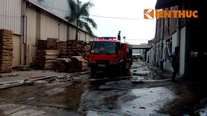 Bên cạnh đó còn có hàng chục xe tải cùng hàng trăm nhân công cũng được huy động để di dời những hàng hóa, thiết bị còn an toàn ra ngoài.