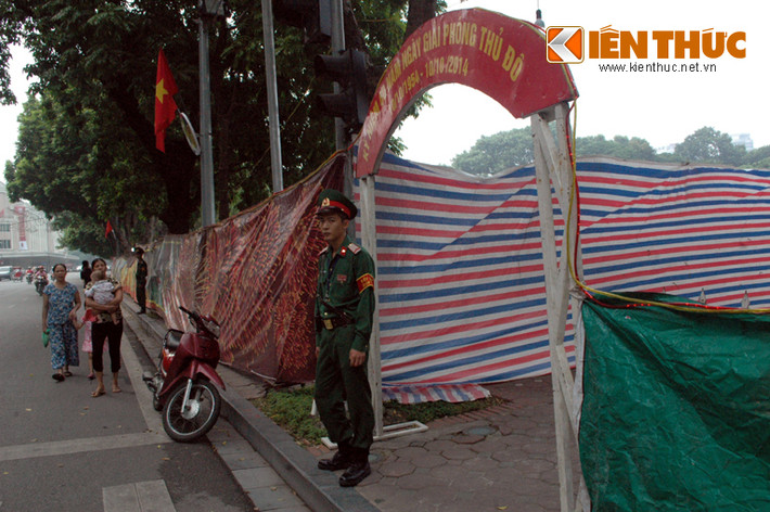 Khu vực bắn pháo hoa ở bờ hồ Hoàn Kiếm được bảo vệ nghiêm ngặt. Mọi công việc đã hoàn tất.