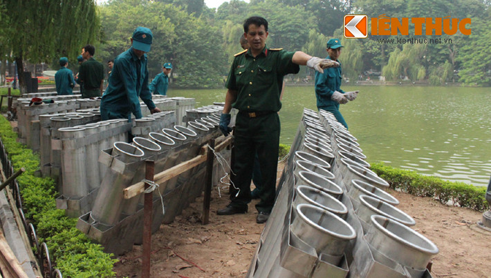 Theo ghi nhận của PV Kiến Thức, bờ hồ Hoàn Kiếm được lắp đặt 2 trận địa tại vị trí gần tháp Hòa Phong trên đường Đinh Tiên Hoàng và vị trí gần với đường Lê Thái Tổ.