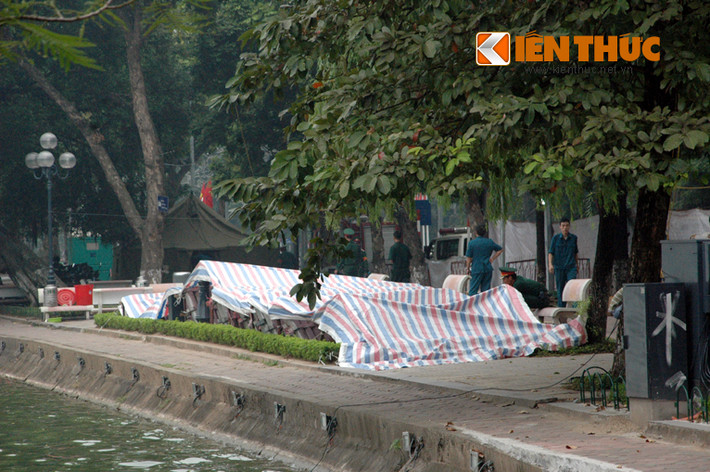 Sau khi lắp đặt xong, các giàn pháo hoa được che đậy khá cẩn thận.